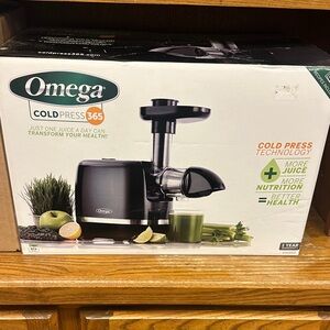 Omega Cold Press 365 Juicer in Black and Silver